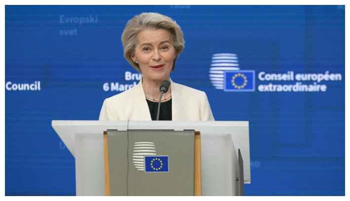 La presidenta de la Comisión Europea, Ursula von der Leyen, se dirige a los medios de comunicación durante una conferencia de prensa al final de un Consejo Europeo Extraordinario para debatir el apoyo continuo a Ucrania y la defensa europea en la sede de la UE en Bruselas el 6 de marzo de 2025.(Nicolas Tucat /AFP a través de Getty Images)
