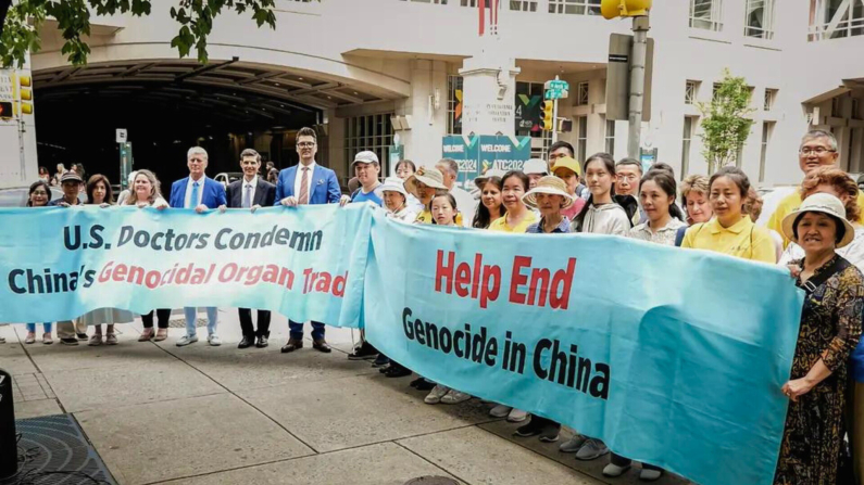 Una manifestación frente al Congreso Americano de Trasplantes 2024 en Filadelfia el 2 de junio de 2024, pidiendo el fin de la sustracción forzada de órganos en China. (Andrew Li/The EpochTimes).