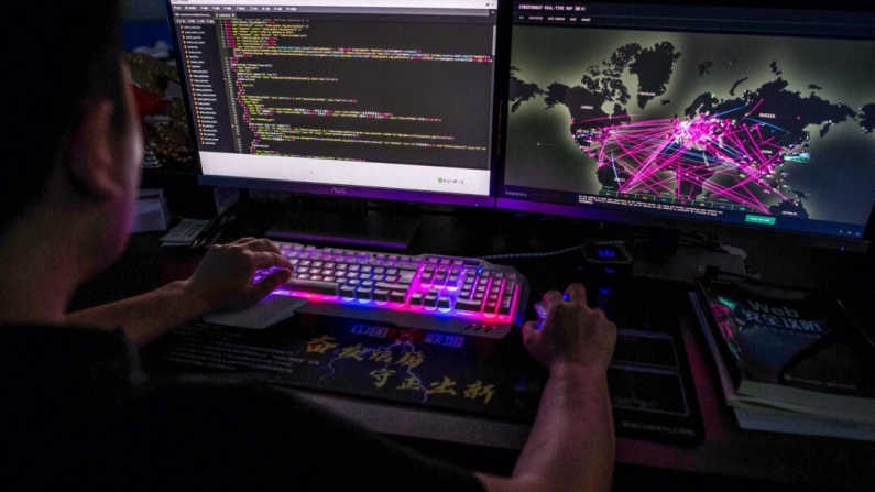 Imagen del articulo Un miembro del grupo de piratas informáticos Red Hacker Alliance que se negó a dar su nombre real utiliza un sitio web que monitorea los ciberataques globales en su computadora en su oficina en Dongguan, provincia de Guangdong, China, el 4 de agosto de 2020. (Nicolas Asfouri/AFP vía Getty Images)