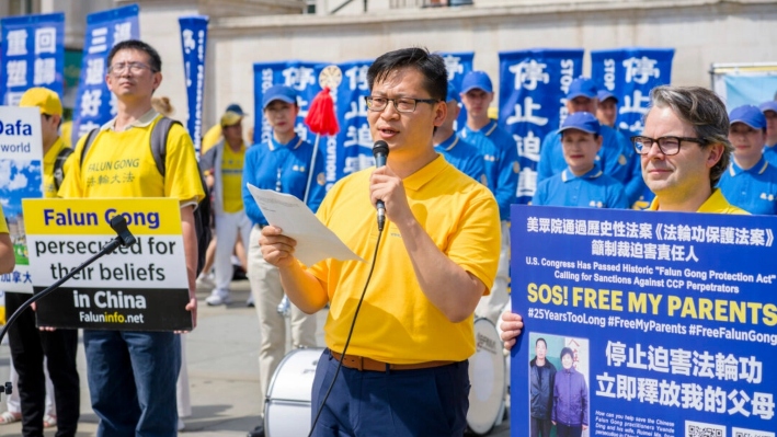 ing Lebin habla en un evento que conmemora los 25 años de persecución a Falun Gong por parte del régimen chino, en Trafalgar Square, en el centro de Londres, el 20 de julio de 2024. (Yanning Qi/The Epoch Times)