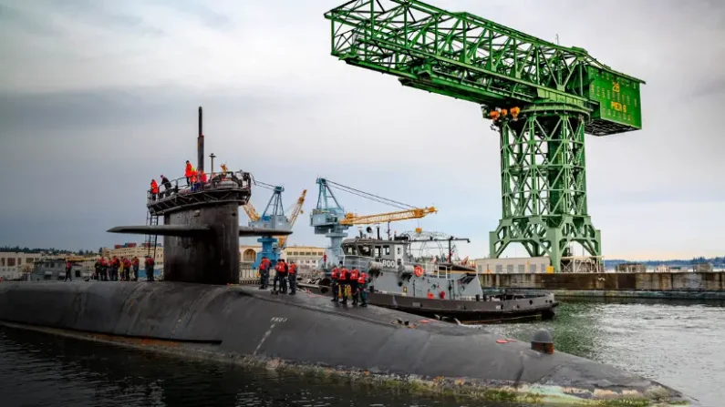 El submarino de misiles guiados USS Ohio (SSGN 726) llega a la Base Naval de Kitsap-Bremerton para comenzar un período de mantenimiento importante en el Astillero Naval y la Instalación de Mantenimiento Intermedio de Puget Sound en Bremerton, Washington, el 4 de abril de 2017. (Jeremy Moore/Liberado/Marina de los EE. UU.)