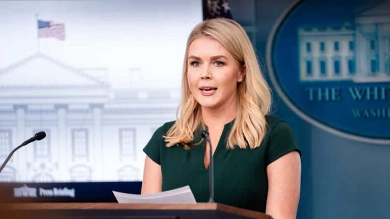 La secretaria de prensa de la Casa Blanca, Karoline Leavitt, habla durante una rueda de prensa en la Casa Blanca en Washington el 17 de marzo de 2025. (Madalina Vasiliu/The Epoch Times)

