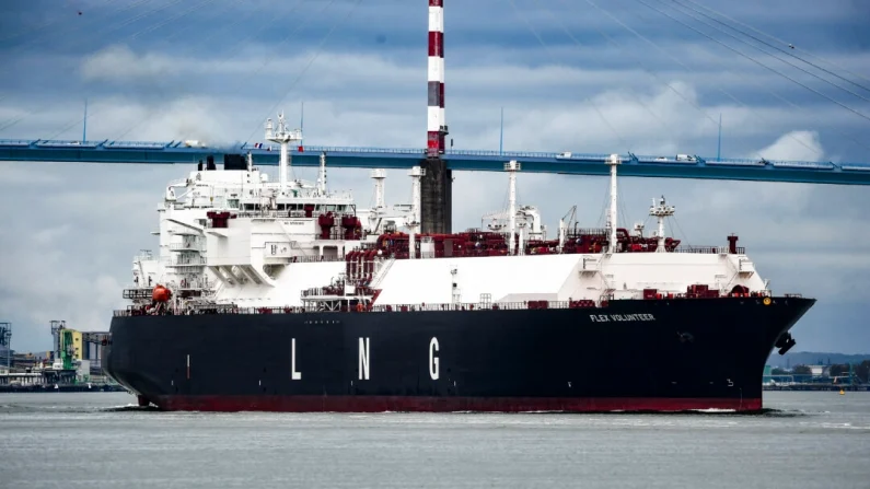 El buque cisterna de GNL Flex Volunteer, con bandera de las Islas Marshall, navega cerca del puente de Saint-Nazaire sobre el estuario del Loira, mientras sale del muelle de la terminal de GNL de Montoir-de-Bretagne, cerca de Saint-Nazaire, Francia, el 12 de abril de 2022. (Sebastien Salom-Gomis/AFP a través de Getty Images)