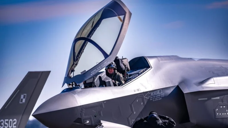 Un piloto polaco se prepara para volar un avión de combate F-35 Lightning II, apodado "Husarz", en la base de la Guardia Nacional Aérea de Ebbing en Fort Smith, Arkansas, el 31 de enero de 2025. Cortesía del Ministerio de Defensa de Polonia/Flickr.
