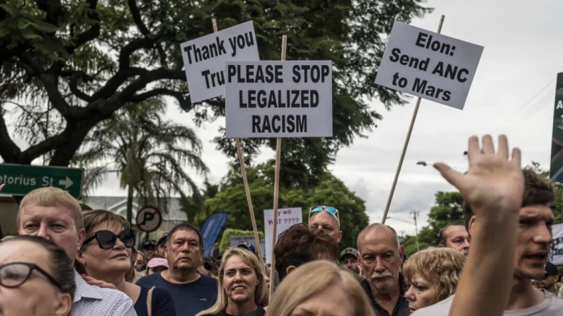 Sudafricanos blancos que apoyan al presidente estadounidense Donald Trump y al multimillonario tecnológico sudafricano y estadounidense Elon Musk se reúnen frente a la Embajada de Estados Unidos en Pretoria, Sudáfrica, el 15 de febrero de 2025. Marco Longari/AFP vía Getty Images