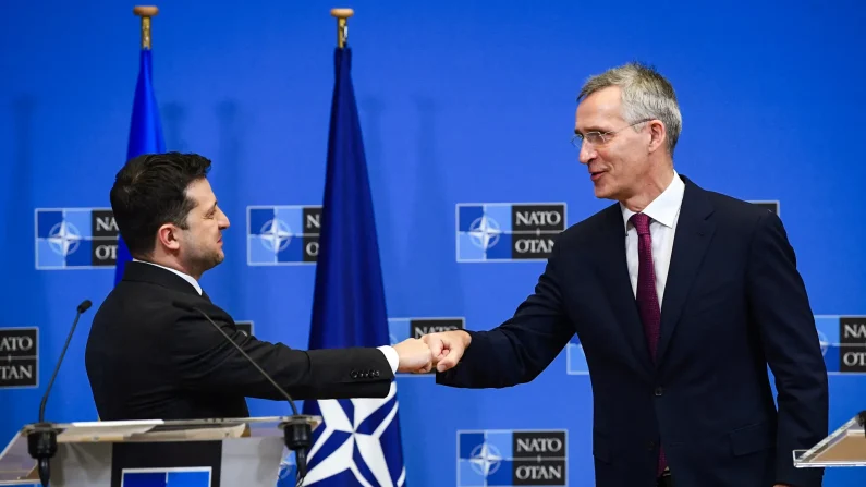 El secretario general de la OTAN, Jens Stoltenberg (derecha), saluda al presidente ucraniano, Volodymyr Zelenskyy, durante una conferencia de prensa después de su reunión bilateral en la sede de la Unión Europea en Bruselas el 16 de diciembre de 2021. John Thys/AFP vía Getty Images

