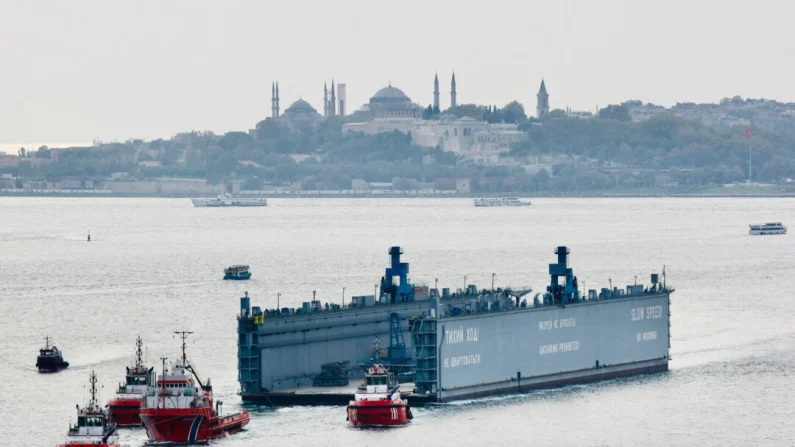 Un dique flotante ruso es remolcado por remolcadores a través del Bósforo hacia el Mar Negro, en Estambul, Turquía, el 18 de septiembre de 2024. Yoruk Isik/Reuters