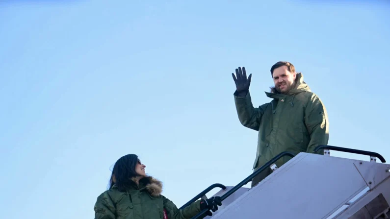 El vicepresidente J. D. Vance y la segunda dama Usha Vance llegan a la base espacial Pituffik del ejército estadounidense en Groenlandia, el 28 de marzo de 2025. Jim Watson/Pool/Getty Images