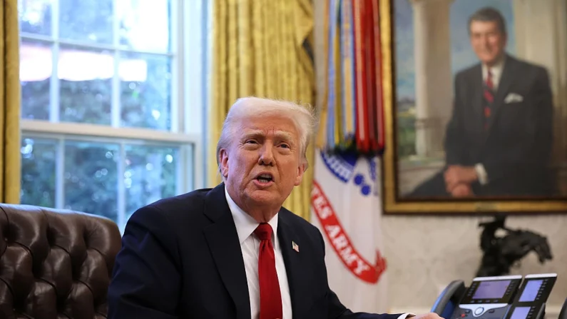 El presidente Donald Trump habla con la prensa antes de firmar una orden ejecutiva en la Oficina Oval de la Casa Blanca el 26 de marzo de 2025. (Win McNamee/Getty Images)