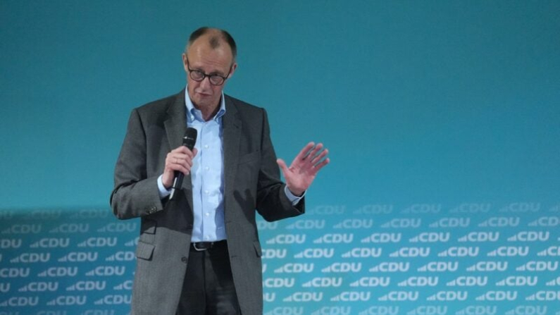 La imagen de archivo muestra al candidato a canciller de la CDU, Friedrich Merz, dando una conferencia a sus colegas del partido. Millones de votantes se sienten defraudados en su voto como resultado de su cambio de sentido después de las elecciones. Foto: Marcus Brandt/dpa.