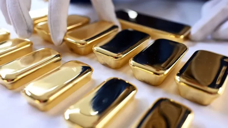 Lingotes de oro recién fundidos en Agosi AG en Pforzheim. Fotografía: Uli Deck/dpa