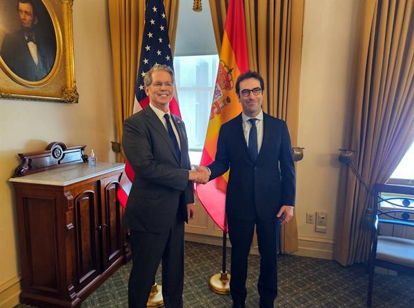 Fotografía cedida por el equipo de comunicación del ministro español de Economía, Comercio y Empresa de España, Carlos Cuerpo (d), donde aparece mientras saluda al secretario del Tesoro de EE.UU., Scott Bessent (i), durante una reunión este martes, en la sede de la secretaría en Washington (Estados Unidos). (EFE/Comunicación Ministerio Economía España)
