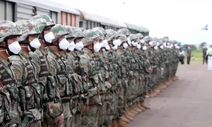 Soldados chinos llegan a la estación de tren de Grodekovo para participar en maniobras militares en Grodekovo, Krai de Primorsky, Rusia, en una imagen fija de un vídeo publicado el 29 de agosto de 2022. Servicio de prensa del Ministerio de Defensa ruso a través de AP.
