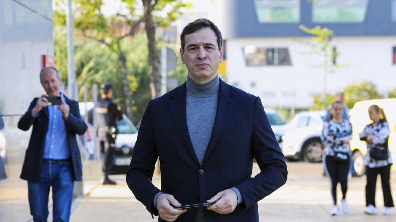 David Sánchez, hermano del presidente del Gobierno, en una imagen del mes de abril cuando acudía a declarar ante la jueza instructora que le ha procesado por prevaricación y tráfico de influencias. EFE/ Jero Morales
