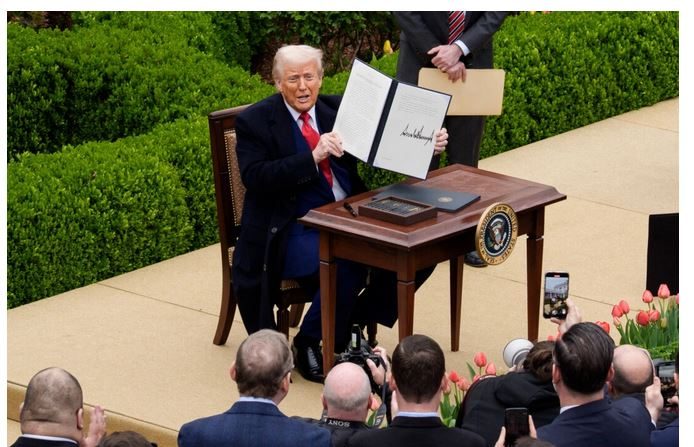 Donald Trump firma el decreto que impone aranceles a los productos importados, en el jardín de rosas de la Casa Blanca en Washington, el 2 de abril de 2025. (Andrew Harnik/Getty Images)

