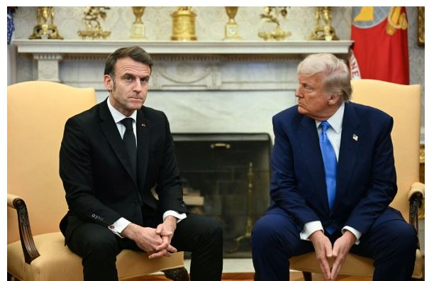 Donald Trump se reúne con Emmanuel Macron en el Despacho Oval de la Casa Blanca en Washington, el 24 de febrero de 2025. (Jim Watson/AFP a través de Getty Images)


