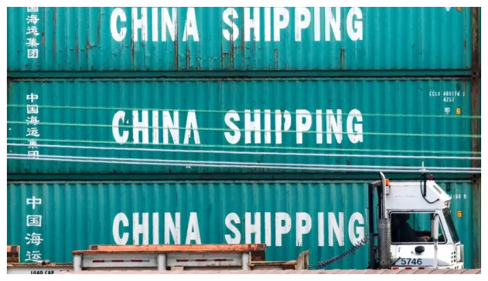 Un camión pasa junto a contenedores de China en el puerto de Los Ángeles, en Long Beach, California, el 1 de septiembre de 2019. (Mark Ralston/AFP a través de Getty Images)