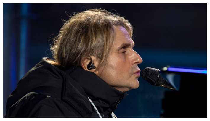 El cantante español Nacho Cano actúa en el escenario durante una prueba de sonido sin público en la Puerta del Sol el 31 de diciembre de 2020 en Madrid, España, como homenaje a las personas afectadas por la pandemia de coronavirus. (Pablo Blazquez Dominguez/Getty Images)
