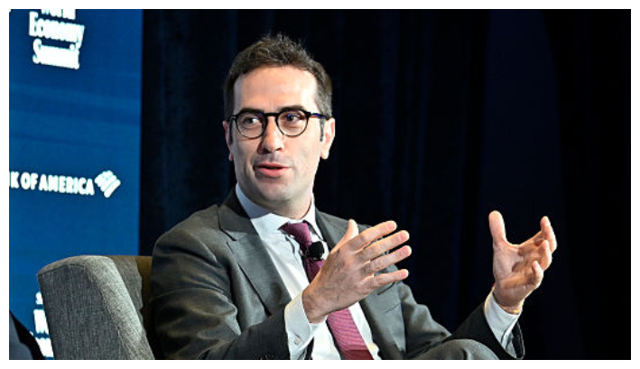 Carlos Cuerpo, Ministro de Economía, Comercio y Negocios de España, habla en el escenario durante la Cumbre de Economía Mundial Semafor 2025, en el Conrad Washington, el 23 de abril de 2025 en Washington, D.C. (Shannon Finney/Getty Images para Semafor)