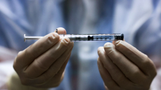 Autoridades alemanas reconocen casi 600 casos de supuestos daños causados por la vacuna contra el coronavirus