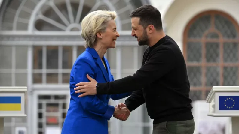 El presidente de Ucrania, Volodymyr Zelensky, y la presidenta de la Comisión Europea, Ursula von der Leyen, el 9 de mayo de 2023 en Kiev con motivo del Día de Europa. Foto: Sergei Supinsky/AFP vía Getty Images
