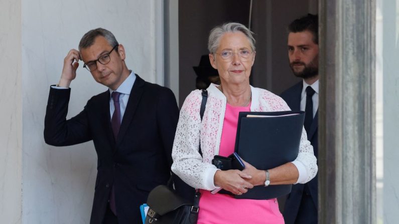 La ex primera ministra francesa Elisabeth Borne y el secretario general del Palacio del Elíseo, Alexis Kohler, en el Palacio del Elíseo el 7 de junio de 2023. (Ludovis Marin/AFP vía Getty Images)
