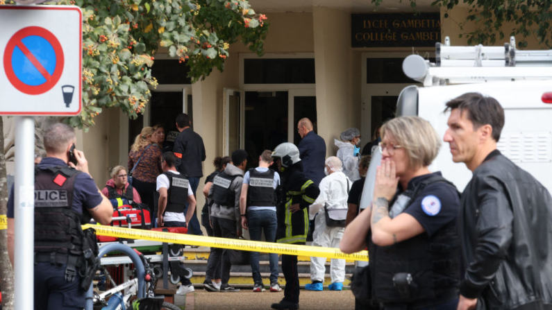Agentes de la policía francesa del servicio forense se encuentran frente al instituto Gambetta en Arras, noreste de Francia, el 13 de octubre de 2023, después de que un profesor muriera y otras dos personas resultaran gravemente heridas en un ataque con arma blanca, según informaron la policía y las autoridades regionales. (Foto de DENIS CHARLET/AFP vía Getty Images)