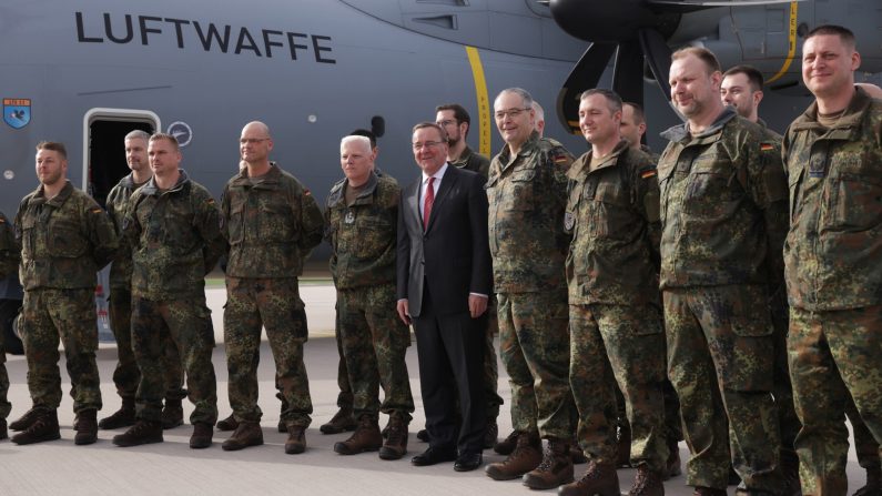 El ministro de Defensa alemán, Boris Pistorius, participa en una foto de grupo con soldados del primer contingente de la Bundeswehr, las fuerzas armadas alemanas, desplegados en Lituania como parte de la nueva brigada lituana, el 8 de abril de 2024 en Schoenefeld, Alemania. (Sean Gallup/Getty Images)

