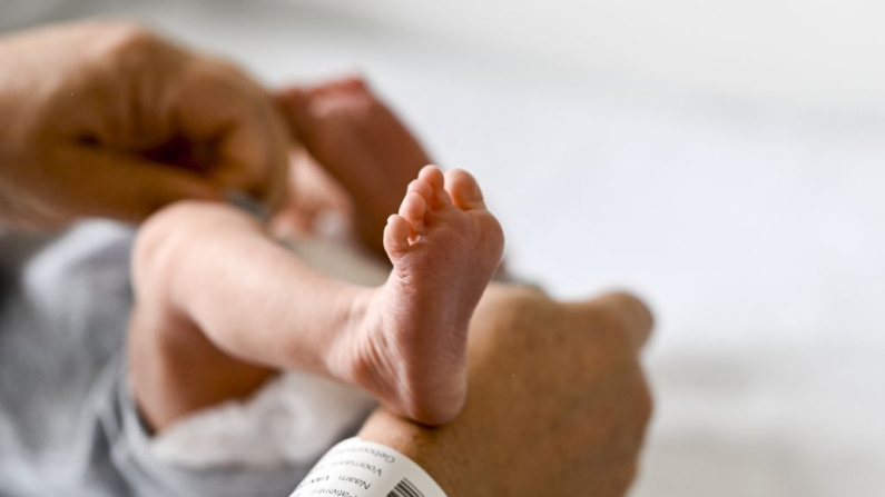 Pies de un bebé en la sala de maternidad del hospital Imelda de Bonheiden, jueves 17 de agosto de 2023. (Dir Waem/BELGA MAG/AFP vía Getty Images)