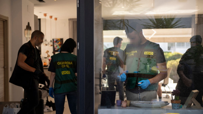 Miembros de la Guardia Civil española (Jorge Guerrero / AFP vía Getty Images)