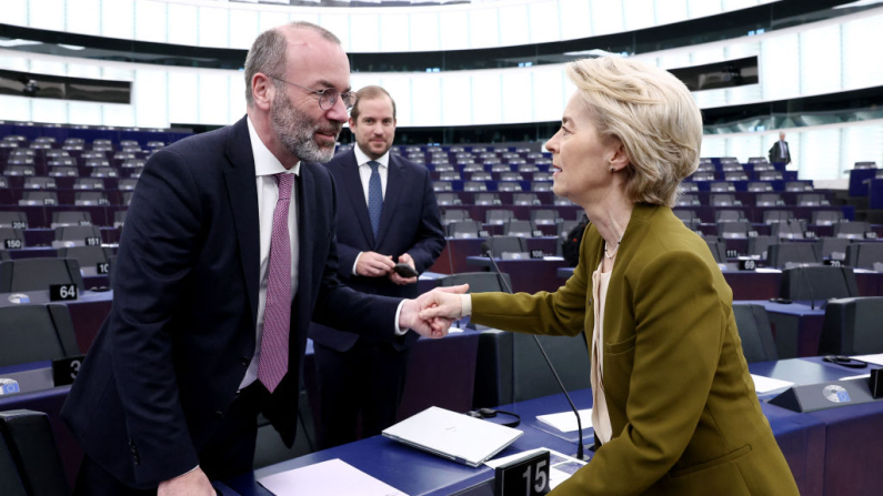 La presidenta de la Comisión Europea, Ursula von der Leyen (derecha), conversa con el presidente del PPE, Manfred Weber (izquierda), antes del debate sobre las conclusiones de la reunión del Consejo Europeo del 19 de diciembre de 2024, en el marco de una sesión plenaria en el Parlamento Europeo en Estrasburgo, este de Francia, el 22 de enero de 2025. (Frederic Florin / AFP vía Getty Images)