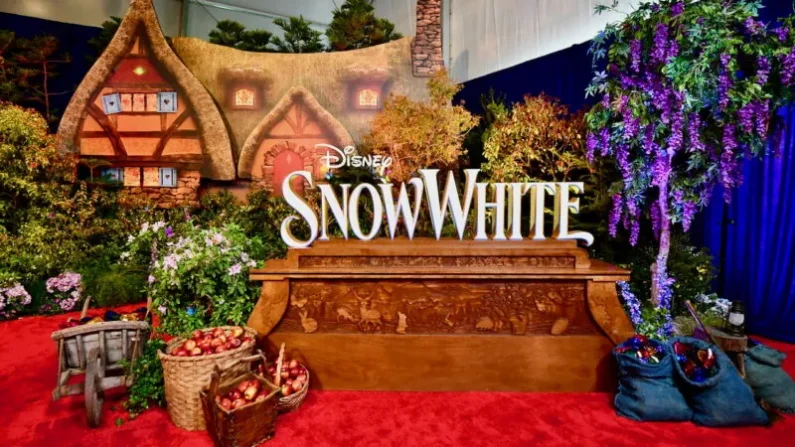 Vista del ambiente en el estreno mundial de Blancanieves de Disney en el Teatro El Capitán de Hollywood, California, el 15 de marzo de 2025. Foto: Alberto E. Rodríguez/Getty Images para Disney
