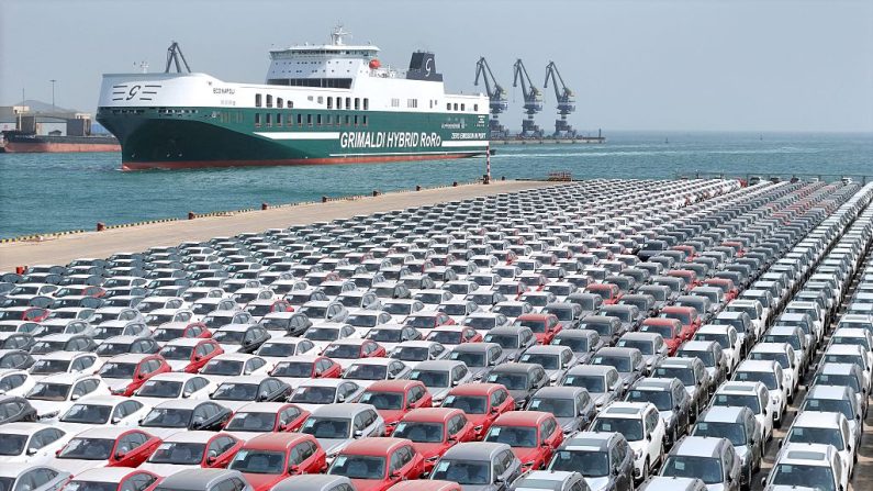 Coches esperan a ser cargados en el puerto de Yantai, en la provincia china de Shandong (este), el 26 de marzo de 2025. (AFP a través de Getty Images)

