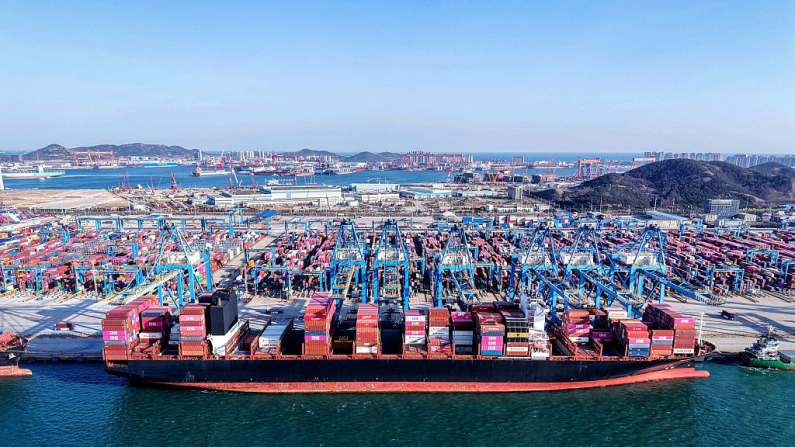 Grúas descargan contenedores de un barco en un puerto de Qingdao, en la provincia de Shandong, al este de China, el 2 de abril de 2025. (Foto de STRINGER/AFP vía Getty Images)