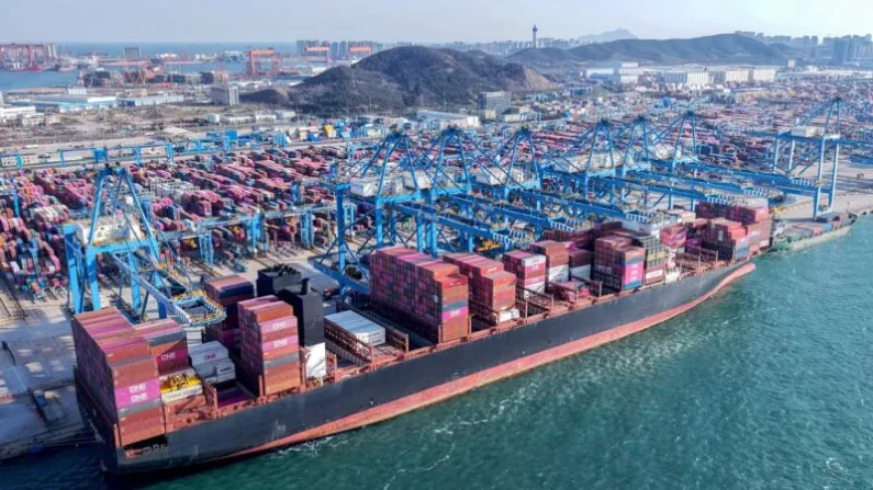Grúas descargando contenedores de un barco en abril de 2025 en un puerto de Qingdao, en la provincia de Shandong, al este de China. Foto: STRINGER/AFP a través de Getty Images
