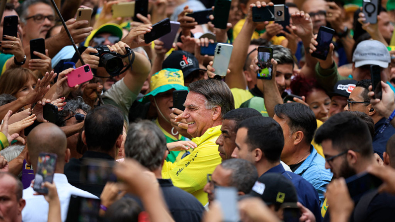 El expresidente brasileño Jair Bolsonaro saluda a sus simpatizantes durante un mitin en la Avenida Paulista de São Paulo, Brasil, el 6 de abril de 2025. El expresidente brasileño Jair Bolsonaro encabezó una manifestación en São Paulo el domingo, la primera desde que el Tribunal Supremo decidió juzgarlo por liderar un intento de golpe de Estado. (Miguel Schincariol / AFP vía Getty Images)