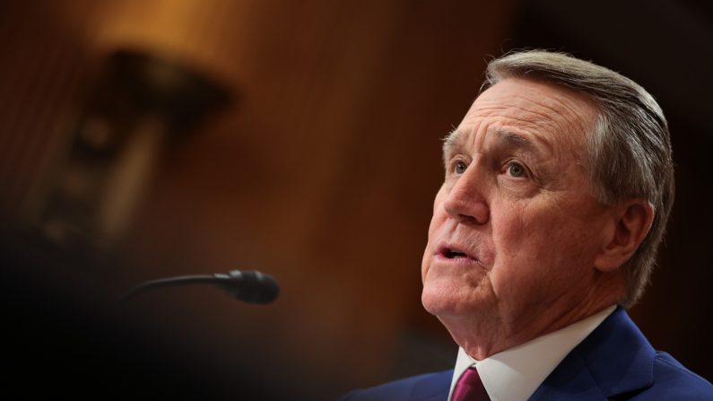 David Perdue, candidato a embajador de Estados Unidos en China, testifica durante la audiencia de confirmación del Comité de Asuntos Exteriores del Senado en el Edificio de Oficinas del Senado Dirksen el 3 de abril de 2025 en Washington, DC. (Kayla Bartkowski/Getty Images)

