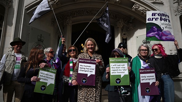 Activistas celebran el fallo del Tribunal Supremo sobre la definición de «mujer» en Londres, el 16 de abril de 2025. (Foto: HENRY NICHOLLS/AFP vía Getty Images)

