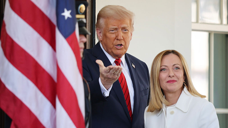 El presidente de Estados Unidos, Donald Trump, saluda a la primera ministra italiana, Giorgia Meloni, frente al Ala Oeste de la Casa Blanca el 17 de abril de 2025 en Washington, D.C.La líder del partido de derecha conservadora, Hermanos de Italia, Meloni se encuentra en Washington para tratar diversos asuntos bilaterales, negociar el arancel "recíproco" del 20 % que Trump impuso a las importaciones europeas a Estados Unidos y para tratar las importaciones farmacéuticas. (Win McNamee/Getty Images)