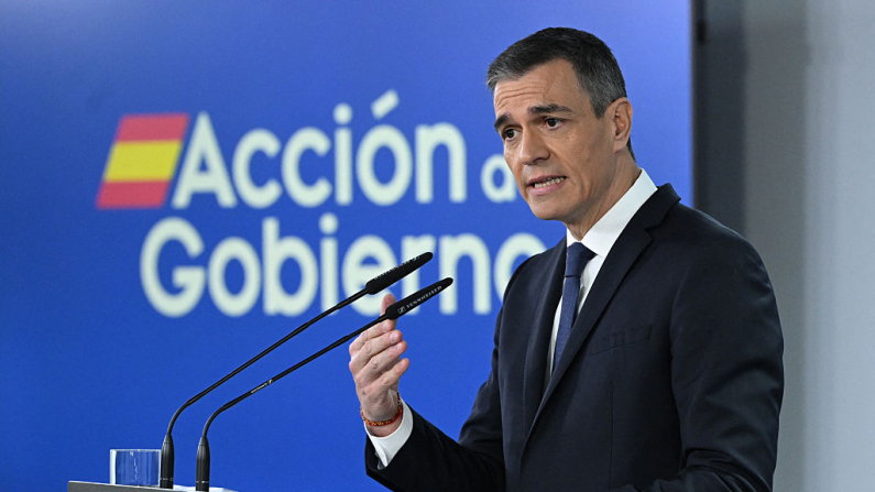 El presidente del Gobierno español, Pedro Sánchez, pronuncia un discurso durante una conferencia de prensa posterior a una reunión del Consejo de Ministros en el Palacio de la Moncloa en Madrid el 22 de abril de 2025. (Javier Soriano / AFP vía Getty Images)