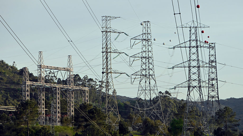Las torres de transmisión de alto voltaje que transportan electricidad desde España a Portugal se muestran cerca de la frontera, en Lindoso, Portugal, el 28 de abril de 2025. El primer ministro español, Pedro Sánchez, dijo hoy que las autoridades no descartaban ninguna causa para el apagón generalizado en la península ibérica. (Migue Riopa/AFP vía Getty Images)
