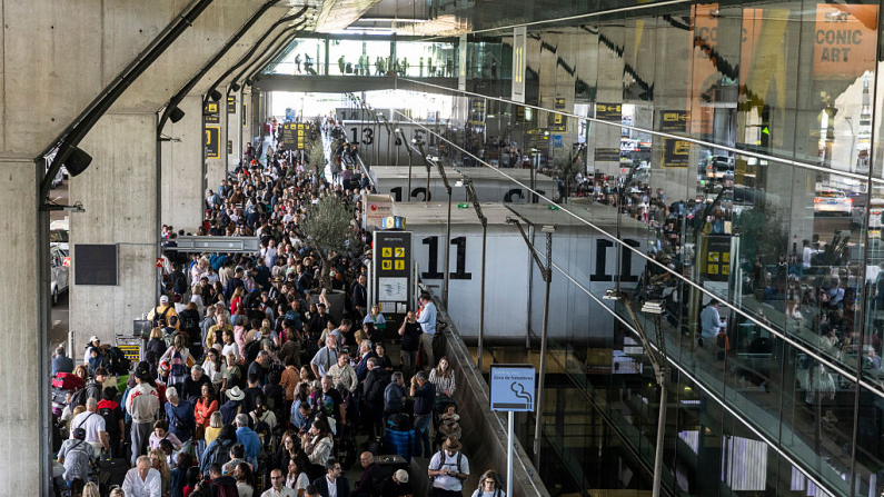 Cola para un taxi en el Aeropuerto de Barajas el 28 de abril de 2025 en Madrid, España. (Pablo Blázquez Domínguez/Getty Images)