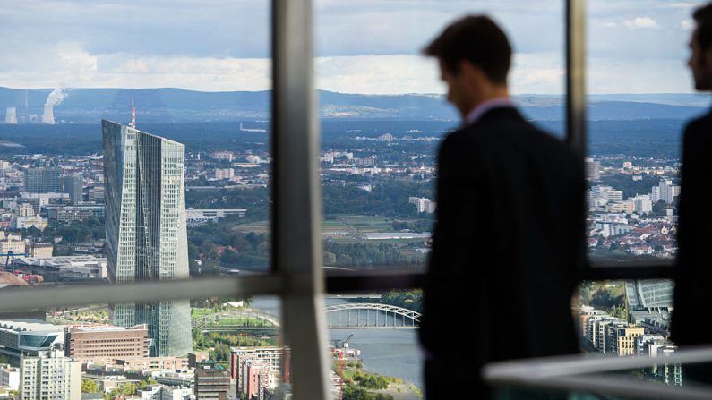 Dos hombres se encuentran en el mirador de la Maintower, mirando hacia la sede del Banco Central Europeo (BCE), en una imagen de archivo en Fráncfort, Alemania. (Thomas Lohnes/Getty Images)