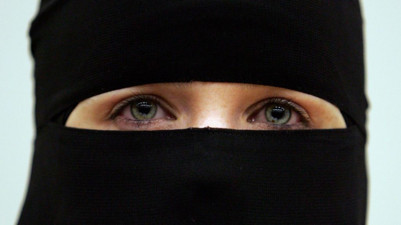 Una mujer con niqab escucha durante un seminario (Scott Barbour/Getty Images)