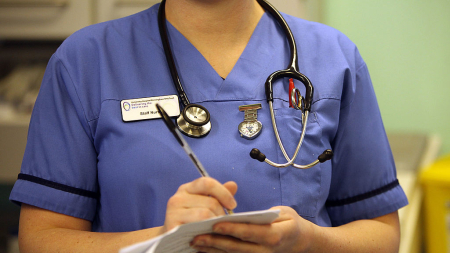 Rechazo médico a la ley que amplía funciones a enfermeras y farmacias