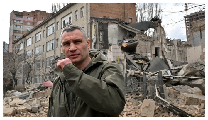 El alcalde de Kiev, Vitali Klitschko, visita el lugar de un ataque con misiles en Kiev el 25 de marzo de 2024, durante la invasión rusa de Ucrania. ((Sergei Supinsky/ AFP vía Getty Images)