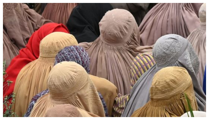Mujeres esperan en Peshawar el 29 de marzo de 2023 (Abdul Majeed / AFP vía Getty Images)