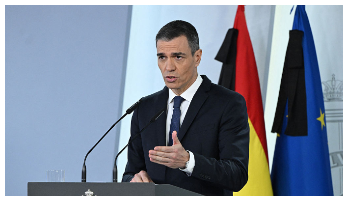 El presidente del Gobierno español, Pedro Sánchez, pronuncia un discurso durante una conferencia de prensa posterior a una reunión del Consejo de Ministros en el Palacio de la Moncloa en Madrid el 22 de abril de 2025. (Javier Soriano / AFP vía Getty Images)