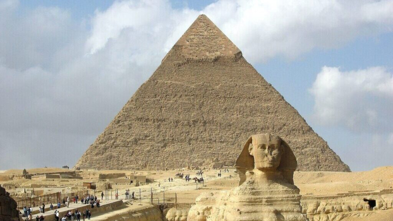 La Gran Esfinge de Giza con la Pirámide de Rachef al fondo. (Foto: Hamish2k / Wikipedia, CC BY-SA 3.0)