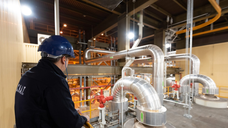 Un trabajador en la sala de turbinas de la Central Nuclear de Trillo. Foto: Foro Nuclear